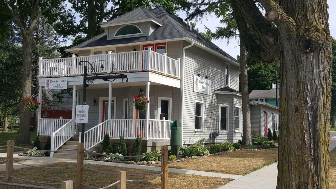 Devils Lake Inn Manitou Beach Exterior photo